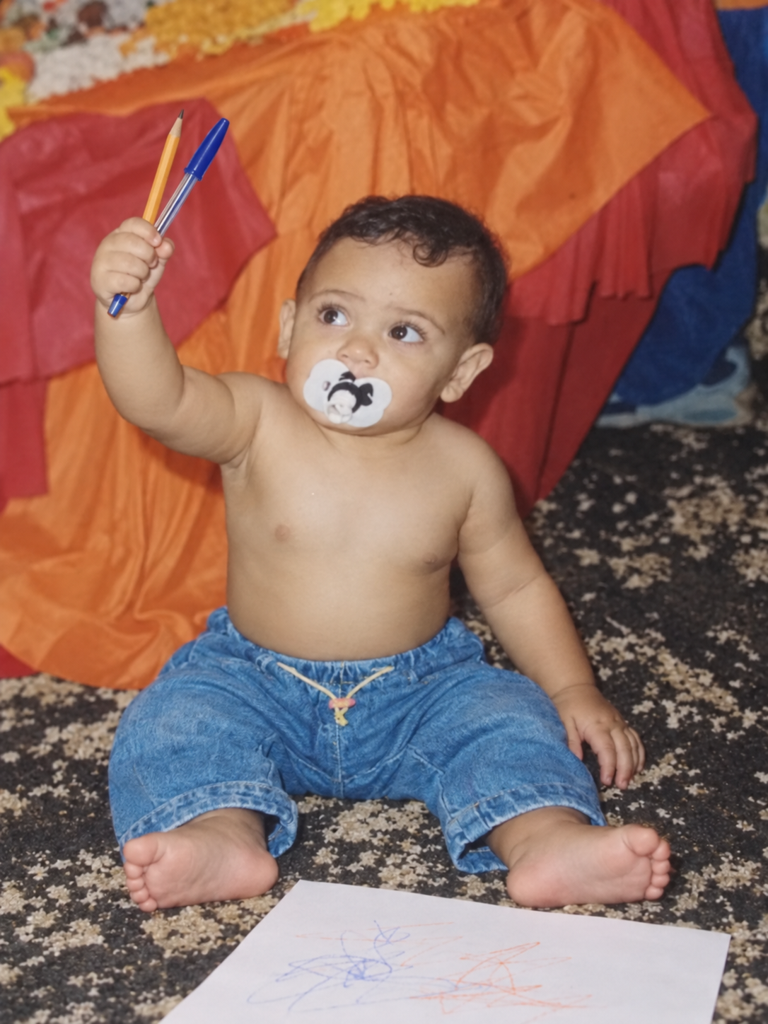 Gustavo Rodrigues criança, desenhando com lápis